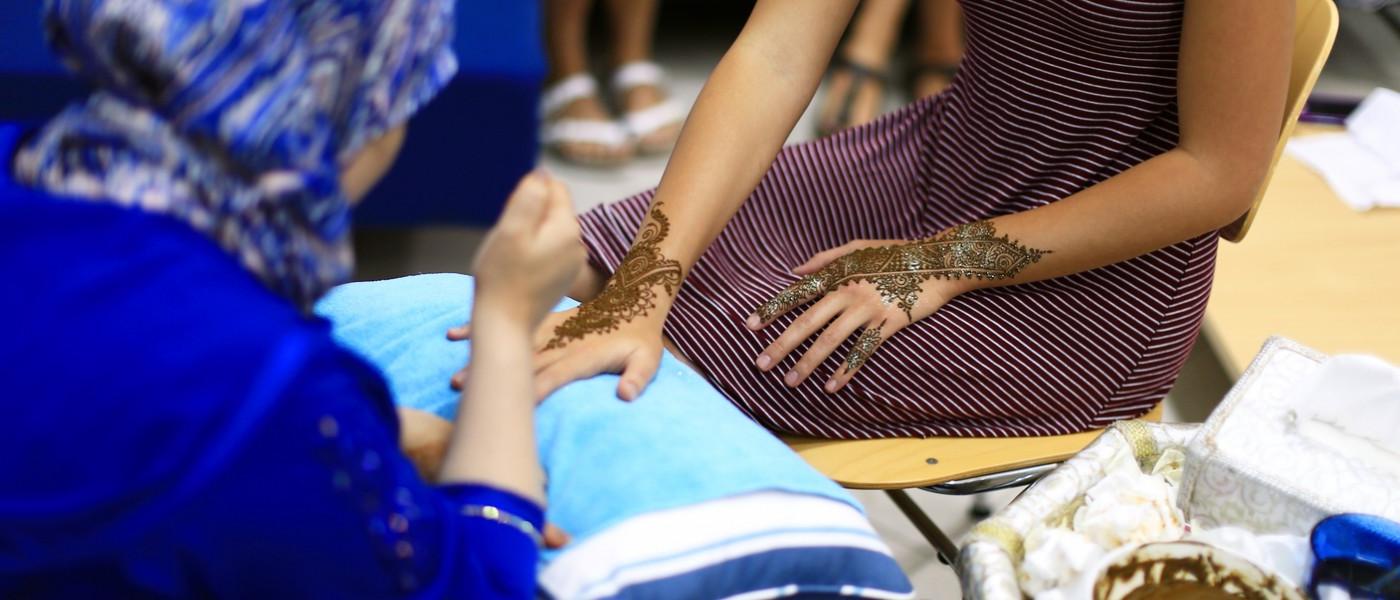 UNE Student getting Henna